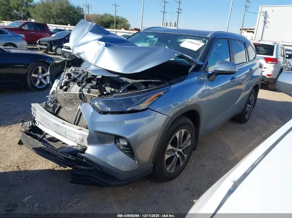 5TDKDRAH2PS036821 2023 TOYOTA HIGHLANDER - Image 2