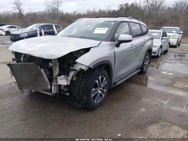 5TDKDRAH2PS520522 2023 TOYOTA HIGHLANDER - Image 2