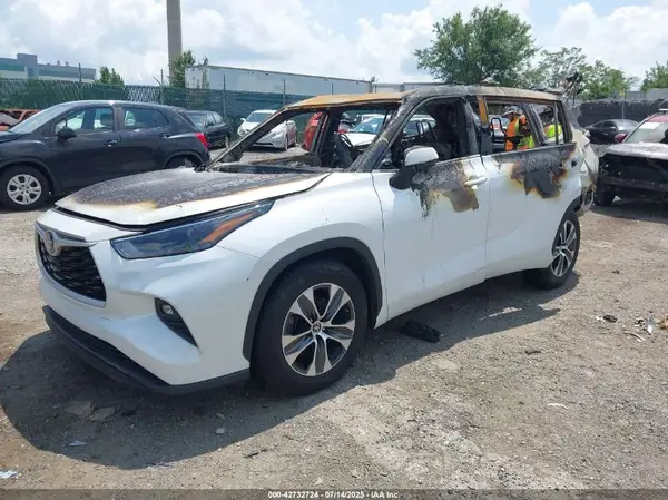 5TDKDRAH2PS521203 2023 TOYOTA HIGHLANDER - Image 2