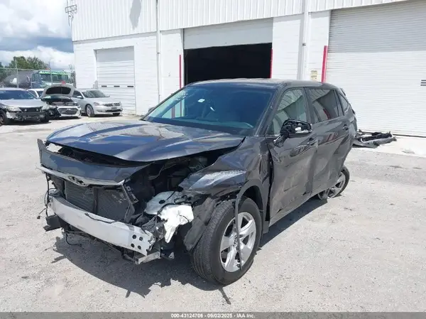 5TDKDRAH2RS539848 2024 TOYOTA HIGHLANDER - Image 2