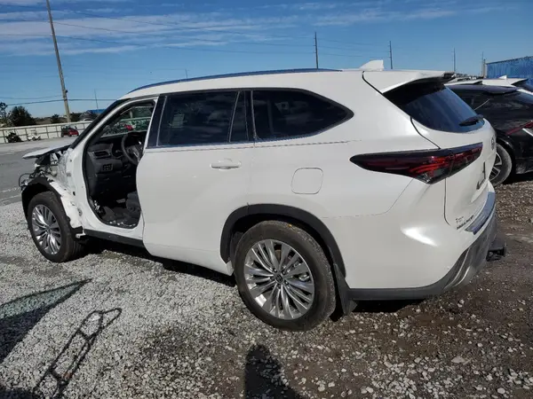 5TDKDRAH2RS540711 2024 TOYOTA HIGHLANDER - Image 2