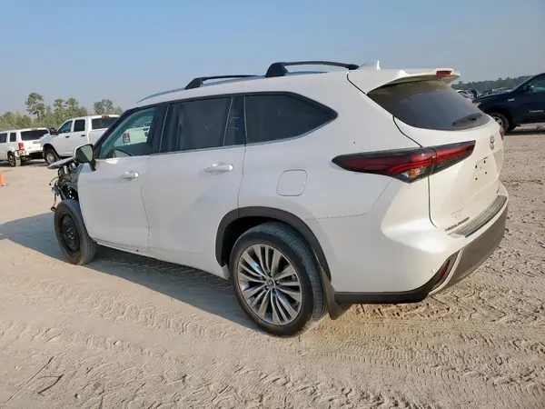 5TDKDRAH2RS544080 2024 TOYOTA HIGHLANDER - Image 2