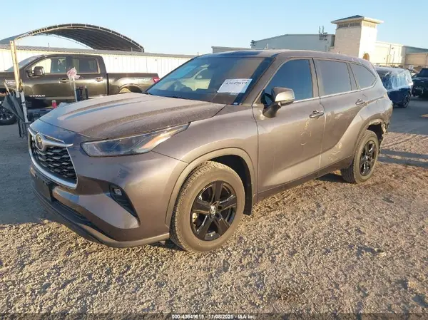 5TDKDRAH3PS501901 2023 TOYOTA HIGHLANDER - Image 2