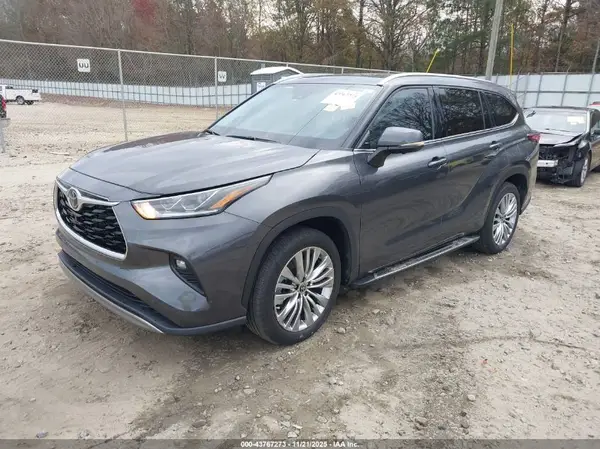 5TDKDRAH3PS505981 2023 TOYOTA HIGHLANDER - Image 2