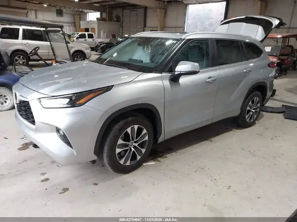 5TDKDRAH3PS513708 2023 TOYOTA HIGHLANDER - Image 2
