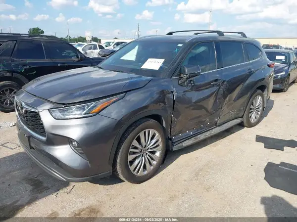 5TDKDRAH3RS529359 2024 TOYOTA HIGHLANDER - Image 2
