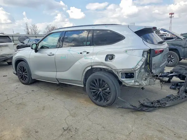 5TDKDRAH3RS529877 2024 TOYOTA HIGHLANDER - Image 2