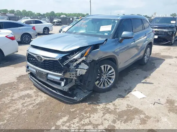 5TDKDRAH3RS531743 2024 TOYOTA HIGHLANDER - Image 2