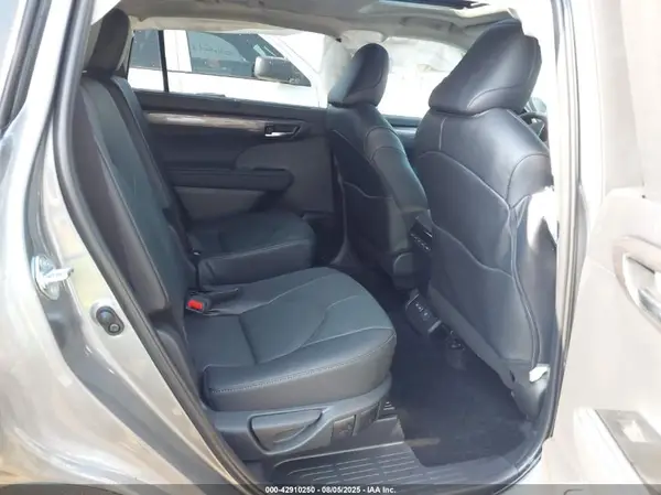 5TDKDRAH3SS556129 2025 TOYOTA HIGHLANDER - Image 8