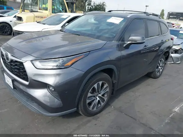 5TDKDRAH4PS004954 2023 TOYOTA HIGHLANDER - Image 2
