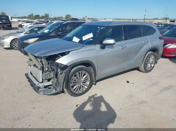 5TDKDRAH4PS005845 2023 TOYOTA HIGHLANDER - Image 2