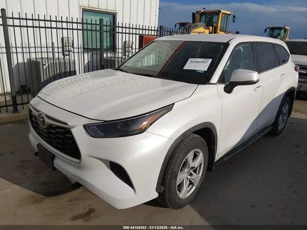 5TDKDRAH4PS007742 2023 TOYOTA HIGHLANDER - Image 2