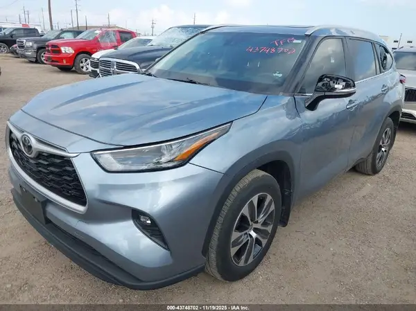 5TDKDRAH4PS017042 2023 TOYOTA HIGHLANDER - Image 2