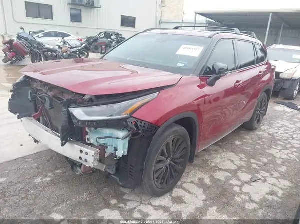 5TDKDRAH4PS017137 2023 TOYOTA HIGHLANDER - Image 2