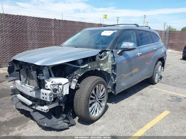 5TDKDRAH4PS023360 2023 TOYOTA HIGHLANDER - Image 2
