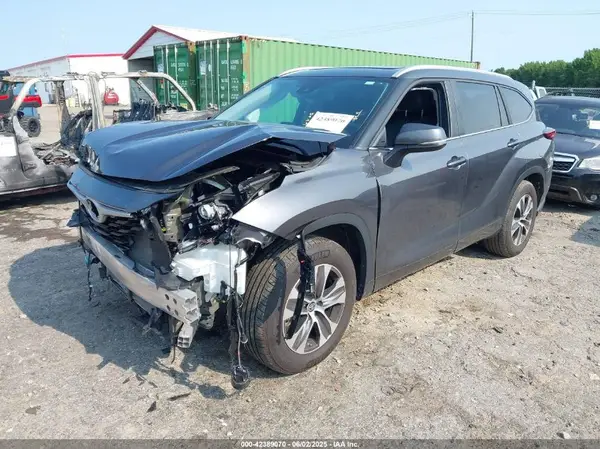 5TDKDRAH4PS028364 2023 TOYOTA HIGHLANDER - Image 2