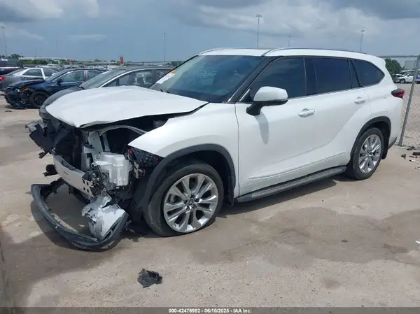 5TDKDRAH4PS032141 2023 TOYOTA HIGHLANDER - Image 2