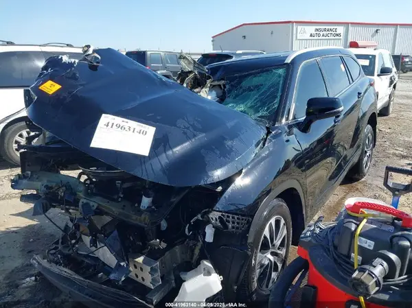 5TDKDRAH4PS035055 2023 TOYOTA HIGHLANDER - Image 2