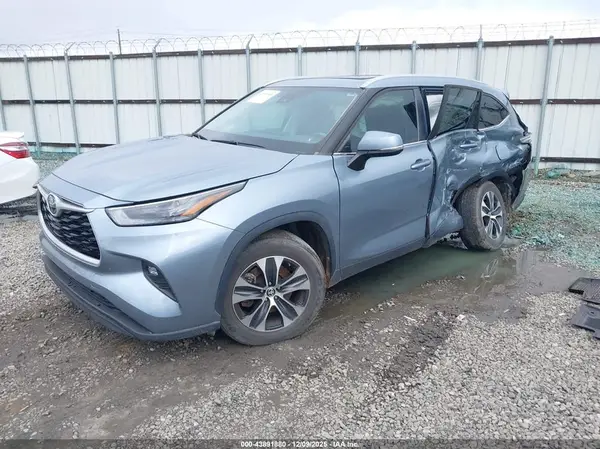 5TDKDRAH4PS038960 2023 TOYOTA HIGHLANDER - Image 2