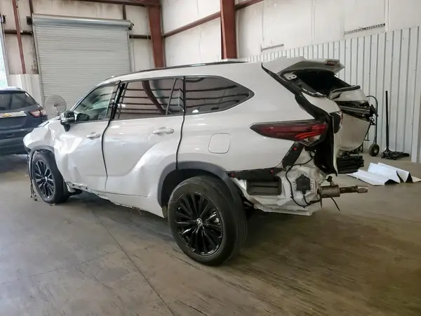 5TDKDRAH4RS532772 2024 TOYOTA HIGHLANDER - Image 2