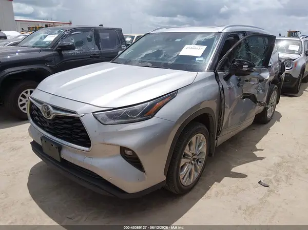 5TDKDRAH5PS006549 2023 TOYOTA HIGHLANDER - Image 2