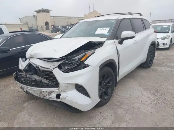 5TDKDRAH5PS010357 2023 TOYOTA HIGHLANDER - Image 2