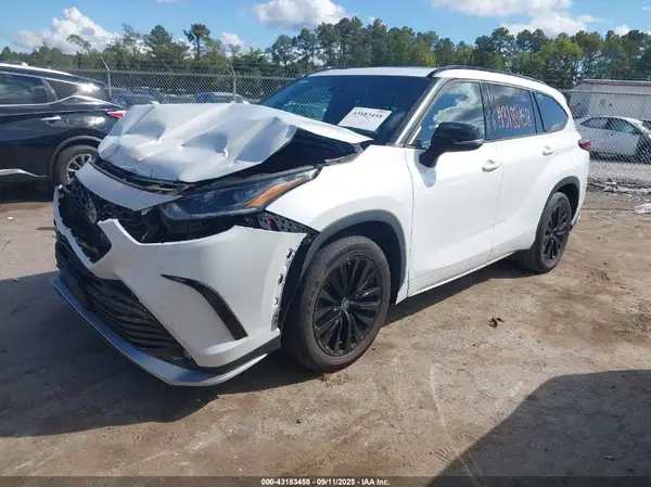 5TDKDRAH5PS025330 2023 TOYOTA HIGHLANDER - Image 2