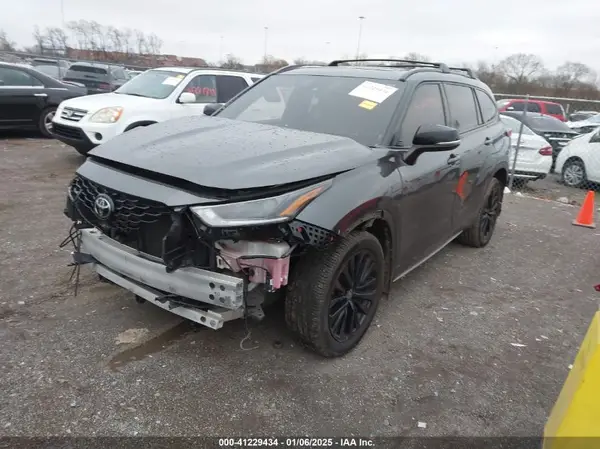 5TDKDRAH5PS026073 2023 TOYOTA HIGHLANDER - Image 2