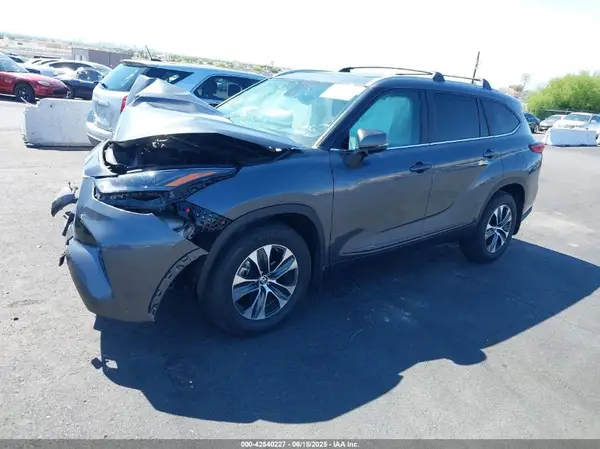 5TDKDRAH5PS028891 2023 TOYOTA HIGHLANDER - Image 2