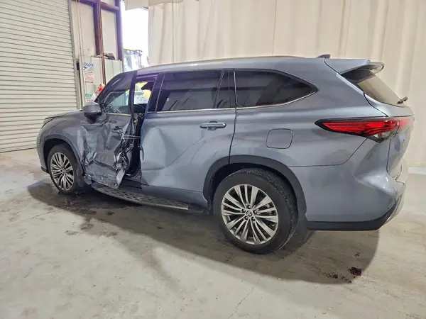 5TDKDRAH5PS031631 2023 TOYOTA HIGHLANDER - Image 2