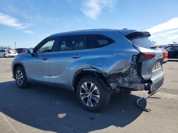 5TDKDRAH5PS034142 2023 TOYOTA HIGHLANDER - Image 2