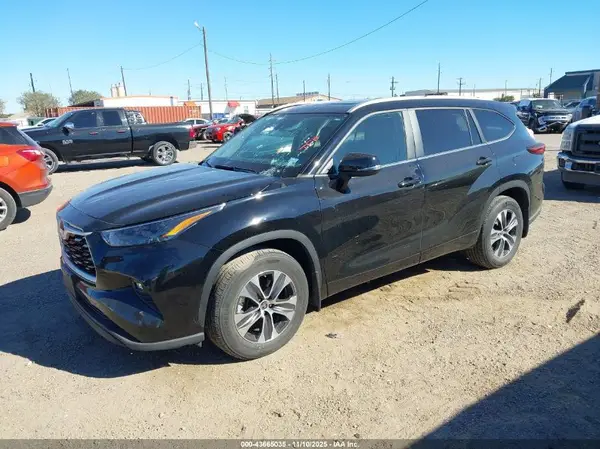 5TDKDRAH5PS034657 2023 TOYOTA HIGHLANDER - Image 2