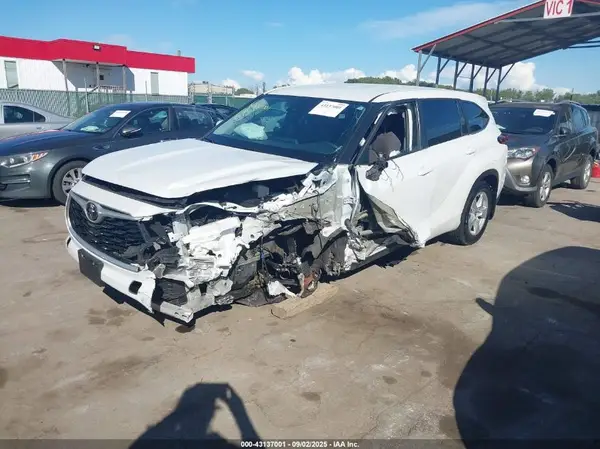 5TDKDRAH5PS500975 2023 TOYOTA HIGHLANDER - Image 2