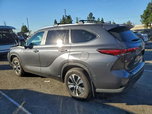 5TDKDRAH5PS514388 2023 TOYOTA HIGHLANDER - Image 2