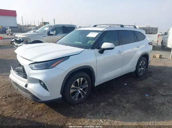 5TDKDRAH5RS052661 2024 TOYOTA HIGHLANDER - Image 2