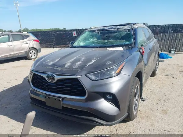 5TDKDRAH5RS527595 2024 TOYOTA HIGHLANDER - Image 2