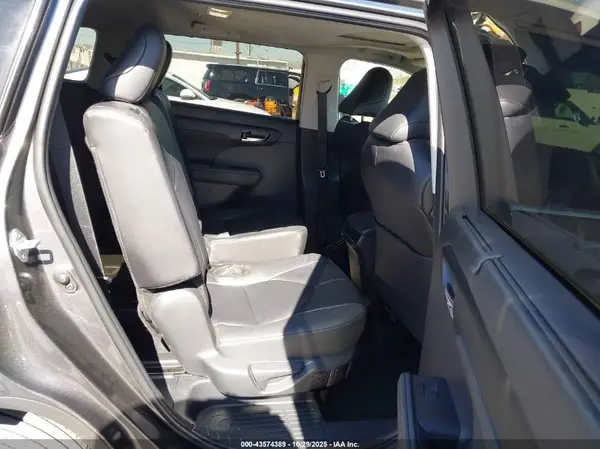 5TDKDRAH5SS553880 2025 TOYOTA HIGHLANDER - Image 8
