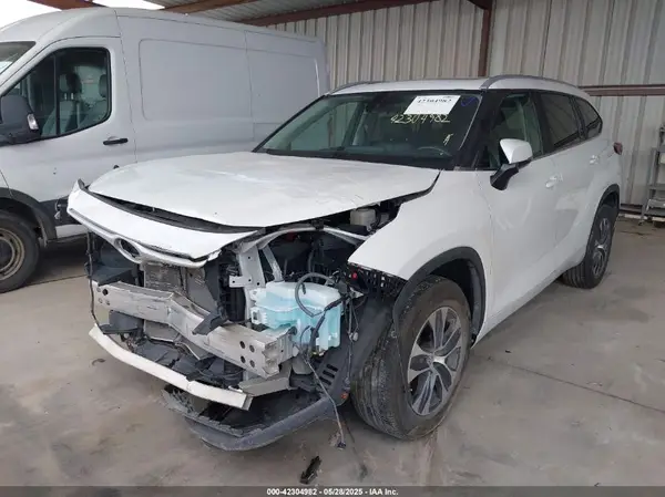 5TDKDRAH6PS007743 2023 TOYOTA HIGHLANDER - Image 2