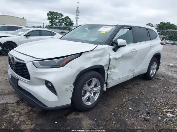 5TDKDRAH6PS015986 2023 TOYOTA HIGHLANDER - Image 2