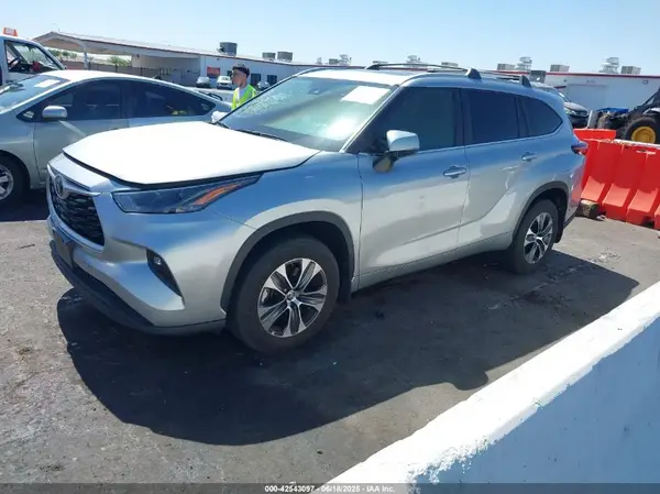 5TDKDRAH6PS504758 2023 TOYOTA HIGHLANDER - Image 2