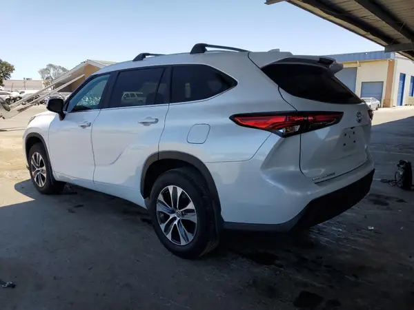 5TDKDRAH6PS513539 2023 TOYOTA HIGHLANDER - Image 2