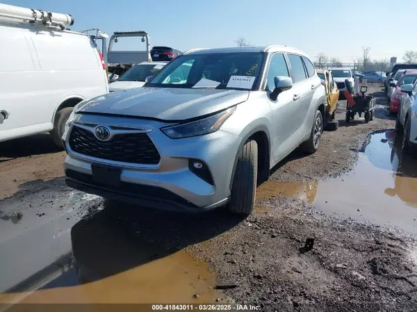 5TDKDRAH6PS526744 2023 TOYOTA HIGHLANDER - Image 2