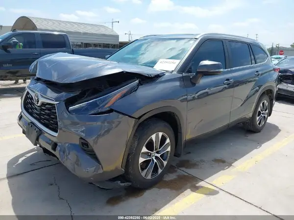 5TDKDRAH7PS007332 2023 TOYOTA HIGHLANDER - Image 2