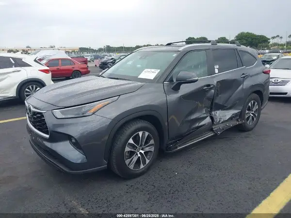 5TDKDRAH7PS007556 2023 TOYOTA HIGHLANDER - Image 2