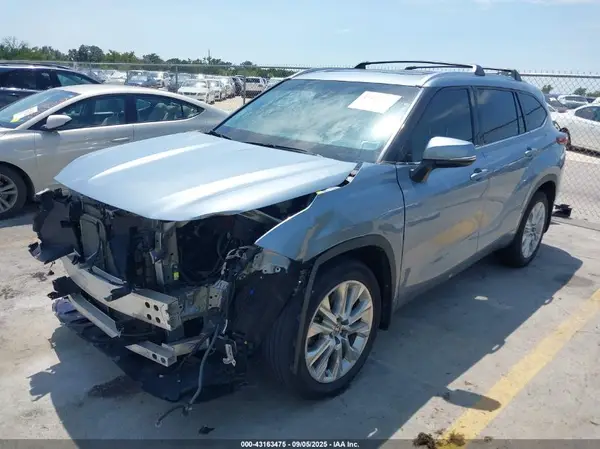 5TDKDRAH7PS018556 2023 TOYOTA HIGHLANDER - Image 2