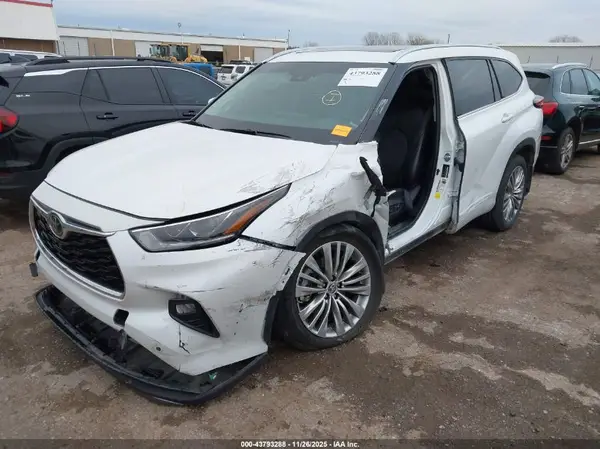 5TDKDRAH7PS025989 2023 TOYOTA HIGHLANDER - Image 2