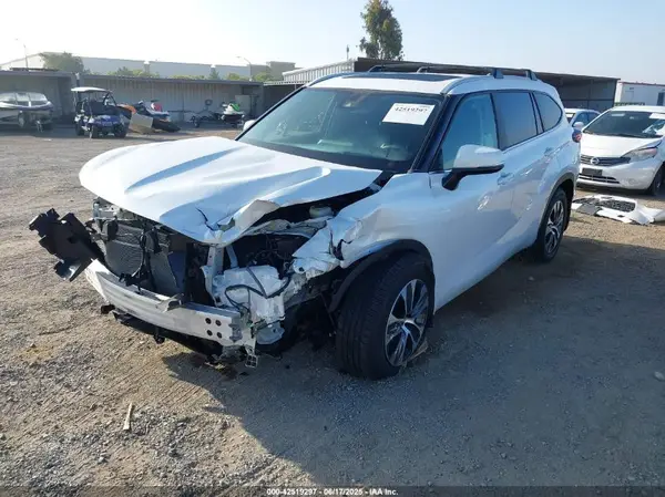 5TDKDRAH7PS519611 2023 TOYOTA HIGHLANDER - Image 2