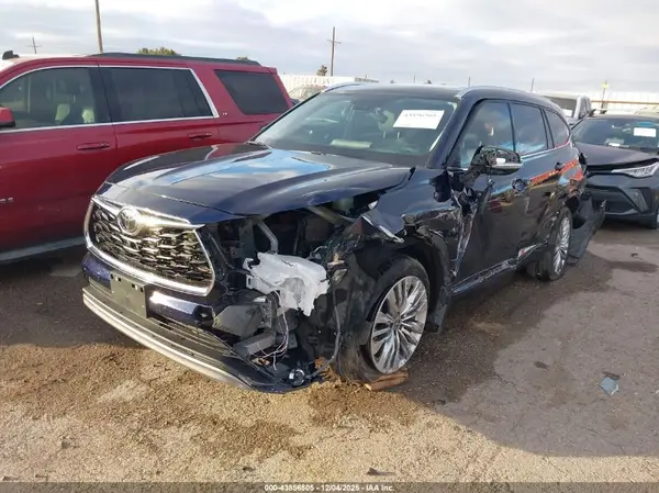 5TDKDRAH7PS525408 2023 TOYOTA HIGHLANDER - Image 2