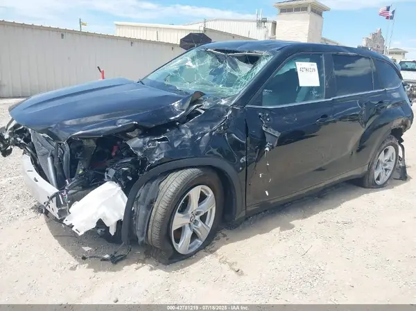 5TDKDRAH7RS049910 2024 TOYOTA HIGHLANDER - Image 2