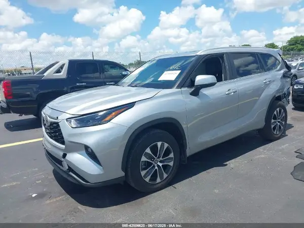 5TDKDRAH7RS527467 2024 TOYOTA HIGHLANDER - Image 2